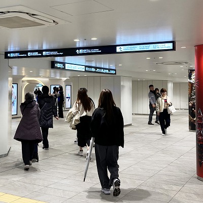 Transfer at JR Osaka Station to Nishi-Umeda Station of the Subway Yotsubashi Line