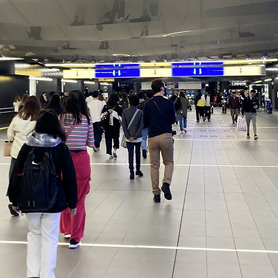JR大阪駅から環状線を経由し、地下鉄で万博へ行く方法は?
